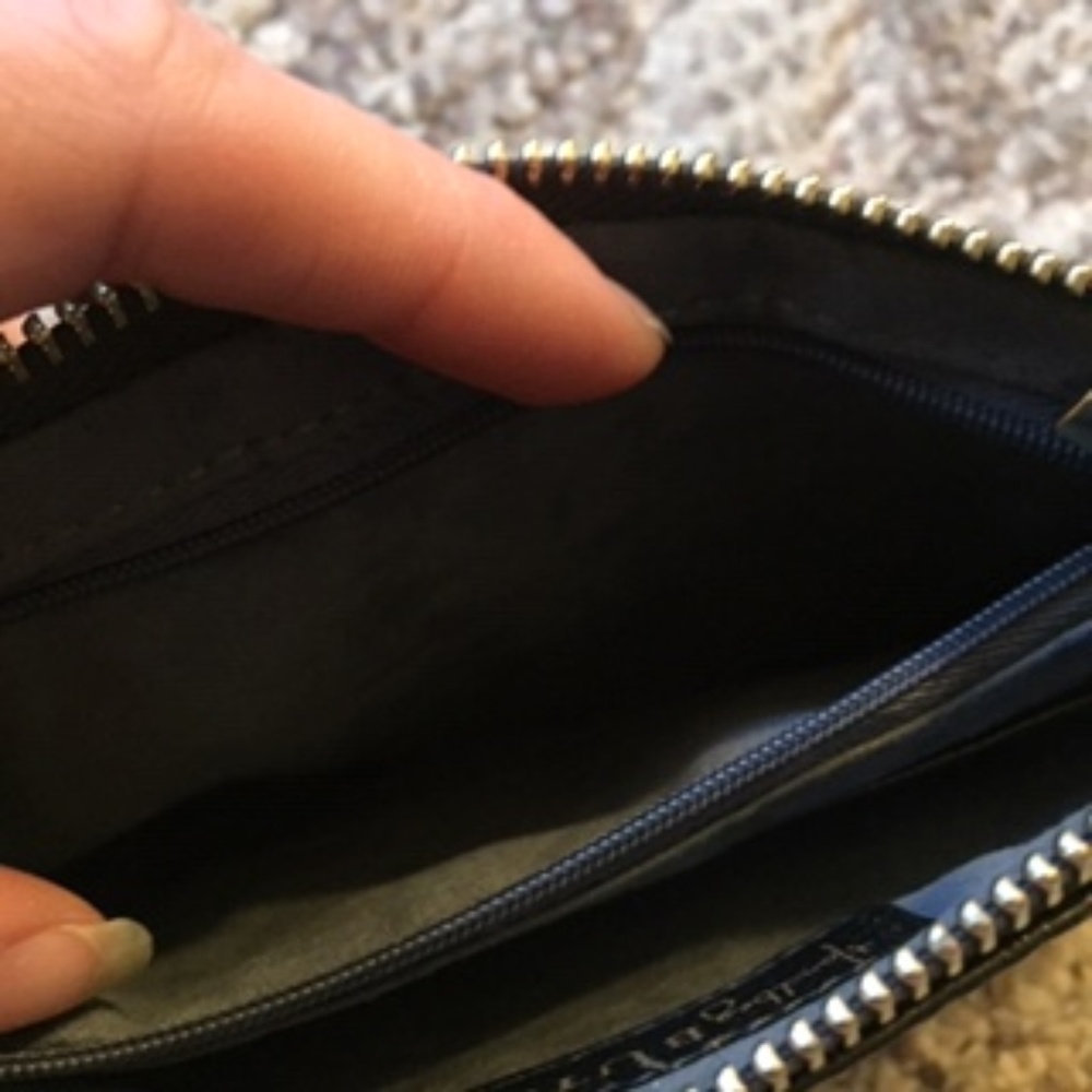 ๐ด Glossy Black Handbag Butler Wristlet - Picture 5 of 5